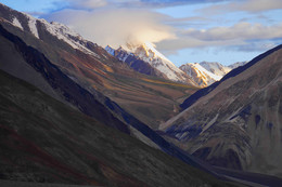 На восходе / Луч восходящего солнца освещает снежные пики. На земле еще ночь, а горы уже сияют.

Гималаи, около 4 000 м.