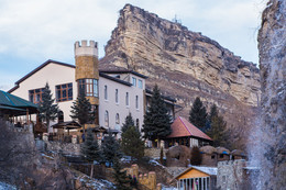 Скала Улазатель / В 17км. От окраины Кисловодска в Карачаево-Черкеской республике находятся Медовые водопады. Над ущельем с Медовыми водопадами вздымается скала, похожая на нос корабля. Её прозвали Указатель.