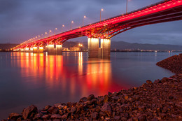 Вечерний мост... / Красноярск. Новый, четвёртый мост через реку Енисей. Лил сильный осенний дождь и только включили подсветку моста.