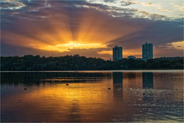 Подарок природы / Два дня назад над Днепром бушевала пылевая буря. Сегодня природа одарила золотым закатом. Снимал 24 сентября с берега косы, природа которой, кстати, сильно пострадала от этой бури.