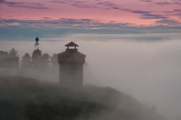 Башня в тумане / Историческая сторожевая башня в Чердыни, Пермский край.