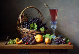 С корзиной винограда и бокалом вина / Классический натюрморт