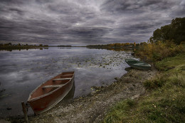 Вечерело. Октябрь. / Фотография реки в закатные часы в пасмурный день