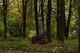 И девушка одна стоит на постаменте ... / Заброшенный памятник ...