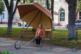 Бабушка под зонтиком. / Бабушка, зонтик, осень.