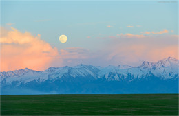 Восход луны / Киргизия, восточная оконечность озера Иссык-куль, 05.2017