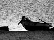 на страже / на берегу Святого озера довольно разместился спасатель в лодке