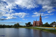 Католический пейзаж / Костел над рекой в маленьком городке