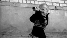 Юный фотограф* / Мальчик бегал и фотографировал всех через трубу.