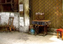 стул, две табуретки и машинка "Зингер" / в шанхайских переулках