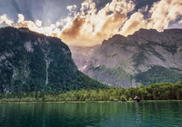 Вдоль берегов Konigssee / Озеро Konigssee , Берхтесгаден, Альпы, Верхняя Бавария.
http://photocentra.ru/add.php