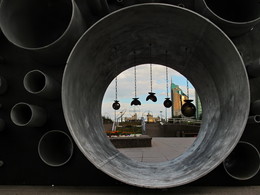 Взгляд на город сквозь трубы... / гуляя по Астане, центральный бульвар Нуржол, арт-объект
