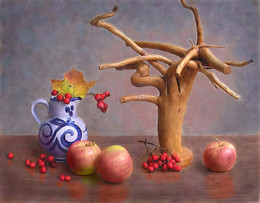 Натюрморт с лесной находкой. / Натюрморт из яблок, ягод и керамики.