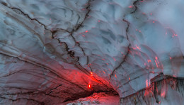 Лед и пламя / Камчатка. Вулкан Мутновский.
Осенью прошлого года эта пещера почти полностью растаяла осталась лишь главная арка на входе. Была вероятность, что пещеру в этом году мы не увидим, но огромное количество снега, выпавшего зимой, сохранило ее. А вот маленькую пещеру где был удивительный словно разноцветный витраж мы не увидим еще несколько лет.
https://www.instagram.com/ratbud/