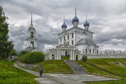 гроза приближается... / лето, Волга, пос. Катунки, Церковь Рождества Богородицы.