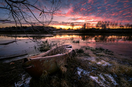 Ноябрь, тлен... / Остов старой лодки на берегу Дубны, холодным ноябрьским утром.