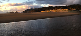 Обрез воды / Прямой край реки, песок, прибрежная кромка океана и освещенный закатным солнцем скалистый берег Кэннон Бич, Орегон
