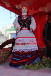 Национальный костюм на кукле-обереге. / На каждом торговом месте Белорусской ярарки в Новосибирске было оформление в национальных традициях. Кукла-оберег.