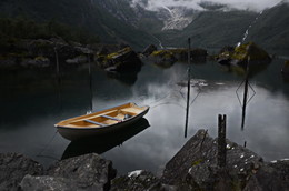 Уж полночь близится, а её всё нет и нет... / Самое живописное озеро в Норвегии...
