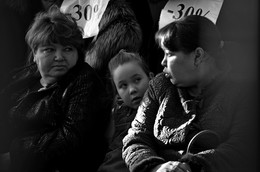 Трое / На вернисаже. Как то раз.