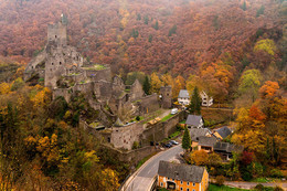 Один из старинных замков вблизи границы Германии и Франции.. / -----