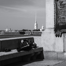  / Санкт-Петербург. Троицкий мост. На гранитной скамейке возле моста заснул бродяга.