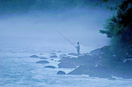 Там за туманами / Рыбака на реке Бзыпь, Абхазия, 2013 г.