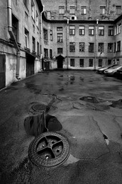 Затычка / Двор-ванна, из которой слили воду