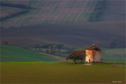 Ветряк. / Ветрянная мельница в живописном месте Кунковице(Южная Моравия,Чехия)