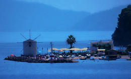 Синь моря и гор / Уголок курорта Керкира в Греции