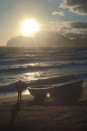 Плещется тихонько вода ....... / Крым, море, горы, осень, лодка, солнце, закат, девочка
