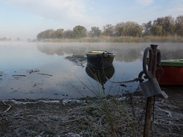 лодки / лодки на речке с туманом
