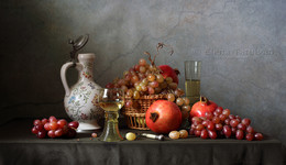 Белое вино и красные фрукты / Классический натюрморт с фруктами и вином