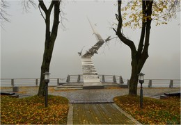 осенний туман / композиция &quot;Лестница в будущее&quot;, парк Победы