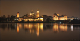 Mantova rispecchia. / Ночной вид города Мантуи,Италия.