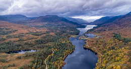 Глен Аффрик. Осенняя панорама / Долина реки Аффрик, горная Шотландия (Хайленд) в октябре. Дронопанорама.