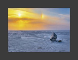 Зимняя рыбалка / На льду Жигулевского моря. Рыбак скрывается от ветра в полиэтиленовом мешке.