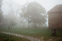 Монастырское кладбище в дымке / Грузия. Сентябрь 2017 год. 
Кэнон 500N 
Kodak 200, 35 мм.