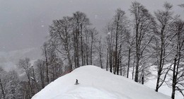 Готов к спуску сноубордист / Готов к спуску сноубордист на одной из горных вершин Кавказа в Роза Хутор
