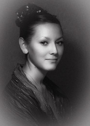 Понять улыбку женщины пытаются, все те, кто увидал ее однажды.... / Портрет девушки ...случайный........