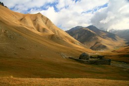 караван-сарай на перевале Киргизии / караван-сарай на &quot;шелковом пути&quot;