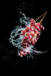 Виноград / Ветка винограда в брызгах воды