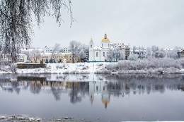 Вот и зима, может надолго , может ... / Река, город, снег ...