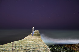 Ночное небо Черного моря / Фото без обработки, снято с штатива с выдержкой 30 с, без дополнительной подсветки, с пульта. Свет от береговых фонарей набережной г. Сочи. Самое сложное было не шевелиться все это время.
f/4, выдержка 30 с. ISO 3200, фокусное 18 мм.