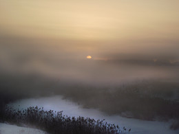 Туман в Песчанке / Туман над прудом рассеивался слоями.