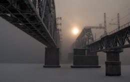 Там за туманами. / Железнодорожный мост через Енисей в Красноярске, снято в мороз -35. Из за парящей воды и тумана мост словно отрезан от мира и живет сам по себе..