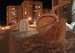 Снежный арбуз. / Самодеятельное творчество жителей территории, фестиваль снежной скульптуры микрорайона. Снежный арбуз.