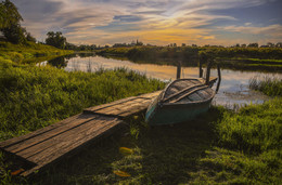 Закат на Тезе . / Закат в селе Дунилово на реке Тезе ,рыбачья лодка .
