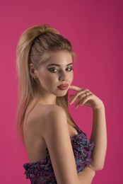 Розовый фон / модель Ксюша Кошкарёва
визаж и волосы Анна Боцян
