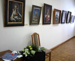 Букет на экспозиции. / Открытие выставки Никаса Сафронова в Новосибирске,репортаж.